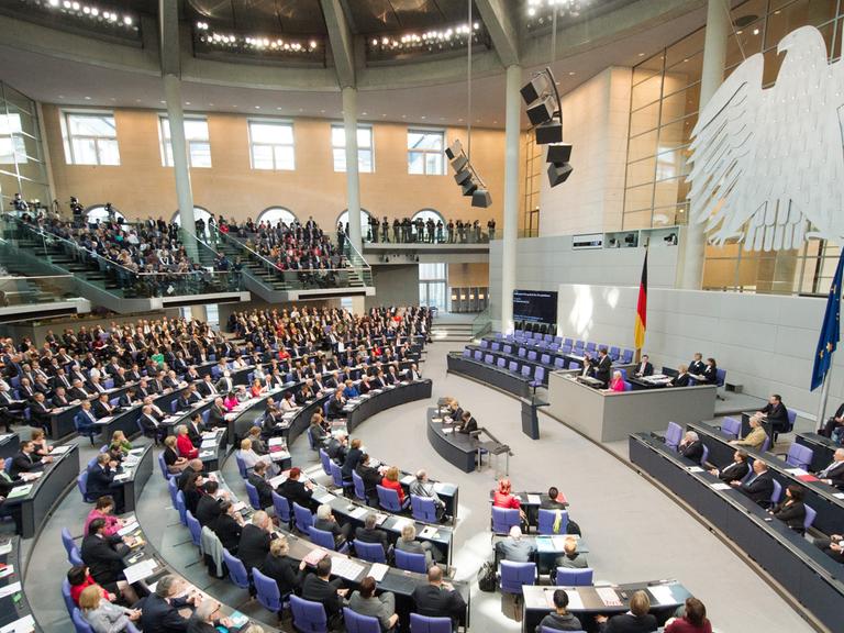 Konstituierende Sitzung des Bundestages im Reichstagsgebäude in Berlin. Bei der Sitzung am 22.10.2013 kommen die Parlamentarier der 18. Legislaturperiode erstmals nach der Bundestagswahl im Plenum zusammen