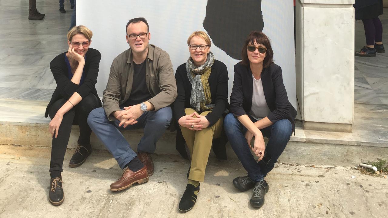 Vier Redakteure sind zum documenta-Auftakt nach Athen gereist: Susanne Burkhardt, Vladimir Balzer, Britta Bürger, Claudia Wheeler Vier Redakteure sind zum documenta-Auftakt nach Athen gereist: Susanne Burkhardt, Vladimir Balzer, Britta Bürger, Claudia Wheeler