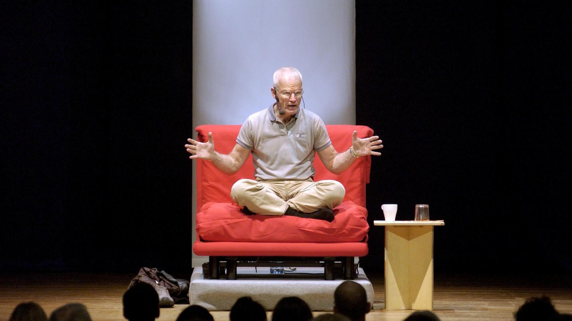 Der Buddhist Lama Ole Nydahl, aufgenommen am Sonntag (08.04.2009) bei einem Vortrag über den Diamantweg-Buddhismus in Stuttgart. Der Buddhist Lama Ole Nydahl, aufgenommen am Sonntag (08.04.2009) bei einem Vortrag über den Diamantweg-Buddhismus in Stuttgart.