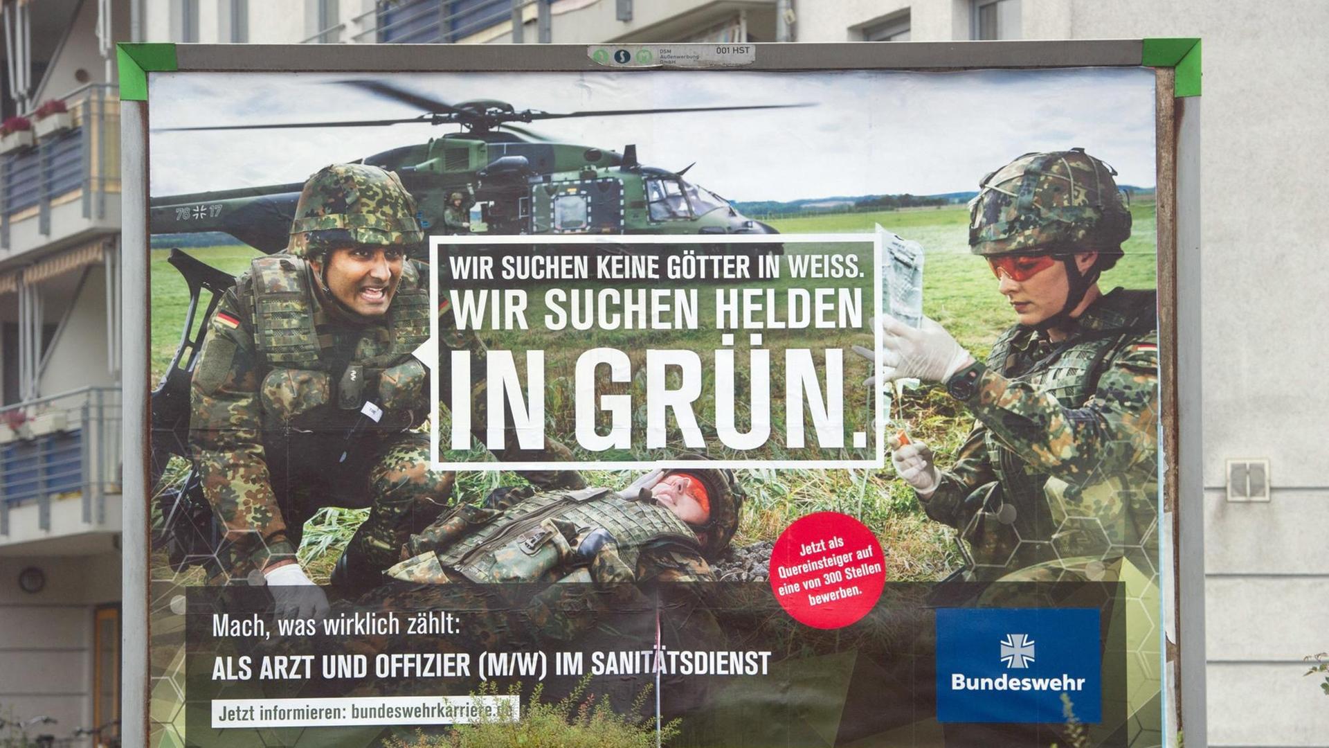 Ein Plakat der Bundeswehr trägt am 01.11.2016 in Stralsund (Mecklenburg-Vorpommern) den Schriftzug "Wir suchen keine Götter in Weiss. Wir suchen Helden in Grün.". Die Bundeswehr hat die knapp acht Millionen Euro Ausgaben für die Reality-Dokumentation "Die Rekruten" bezahlt. Ein Plakat der Bundeswehr trägt am 01.11.2016 in Stralsund (Mecklenburg-Vorpommern) den Schriftzug "Wir suchen keine Götter in Weiss. Wir suchen Helden in Grün.". Die Bundeswehr hat die knapp acht Millionen Euro Ausgaben für die Reality-Dokumentation "Die Rekruten" bezahlt.