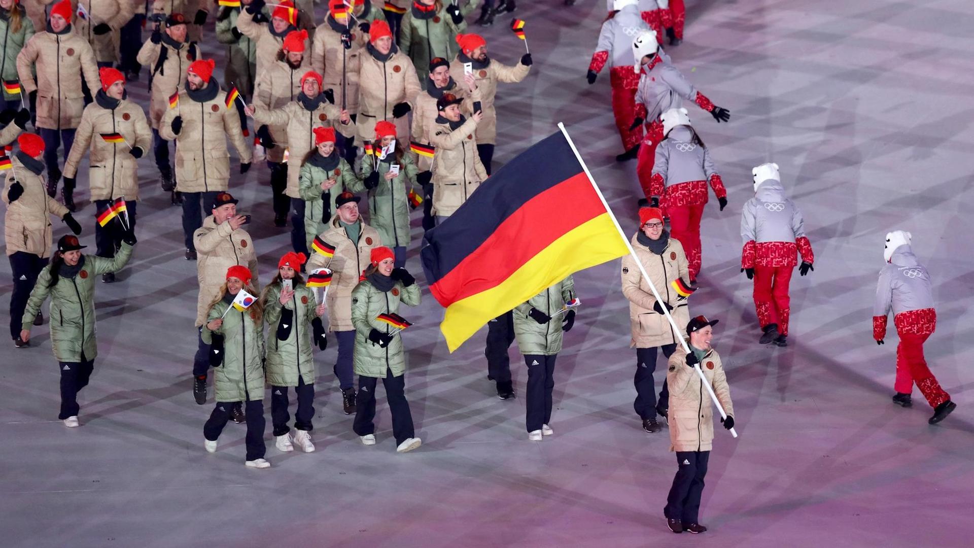 Das Foto zeigt den deutschen Fahnenträger Eric Frenzel bei den Olympischen Spielen in Süd-Korea 2018. Das Foto zeigt den deutschen Fahnenträger Eric Frenzel bei den Olympischen Spielen in Süd-Korea 2018.