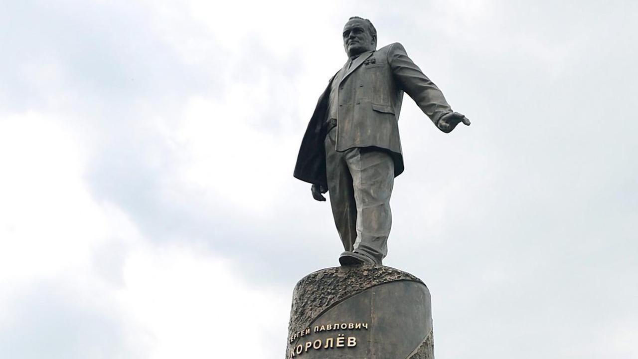 Eine Statue des russischen Raktenbauers Sergej Korolew in Moskau Eine Statue des russischen Raktenbauers Sergej Korolew in Moskau