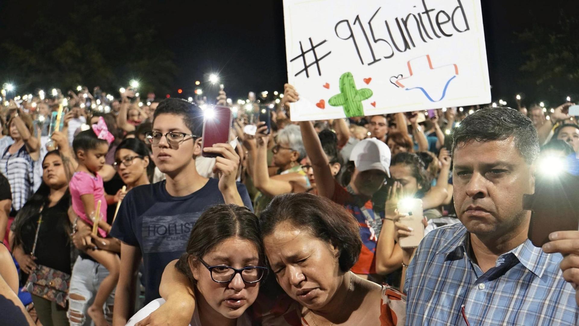 Trauernde Menschen nach dem Amoklauf in El Paso (Texas) Trauernde Menschen nach dem Amoklauf in El Paso (Texas)