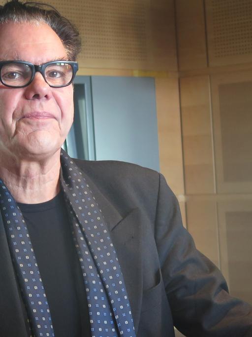 Michael de Ridder in einem Studio von Deutschlandradio Kultur