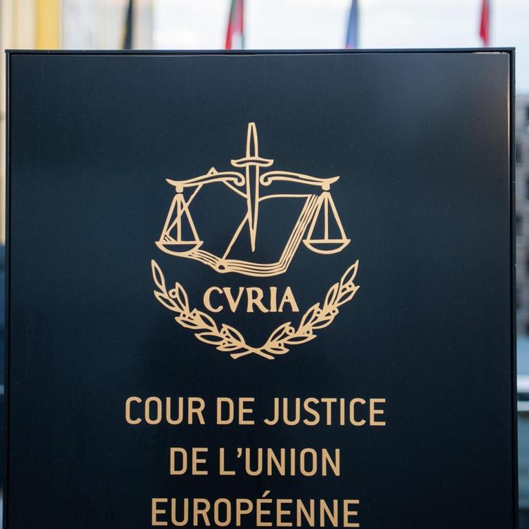Das Bild zeigt ein Schild vor dem Europäischen Gerichtshof mit der Aufschrift "Cour de Justice de l'union Européene" im Europaviertel auf dem Kirchberg.