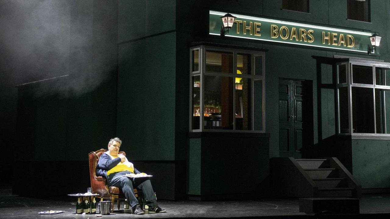 Der Sänger Ambrogio Maestri sitzt in der Rolle des Falstaff auf der Bühne der Staatsoper Hamburg. Der Sänger Ambrogio Maestri sitzt in der Rolle des Falstaff auf der Bühne der Staatsoper Hamburg.