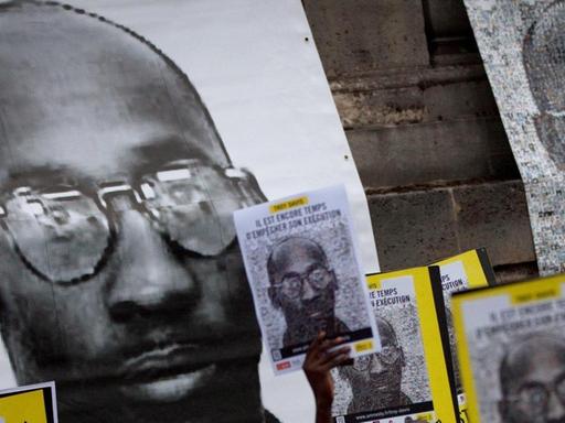 Mit Transparenten und Parolen: Demonstration gegen die Todesstrafe für den Afro-Amerikaner Troy Davis 2011 in Paris