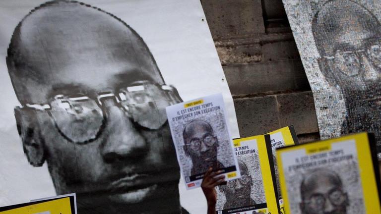 Mit Transparenten und Parolen: Demonstration gegen die Todesstrafe für den Afro-Amerikaner Troy Davis 2011 in Paris Mit Transparenten und Parolen: Demonstration gegen die Todesstrafe für den Afro-Amerikaner Troy Davis 2011 in Paris