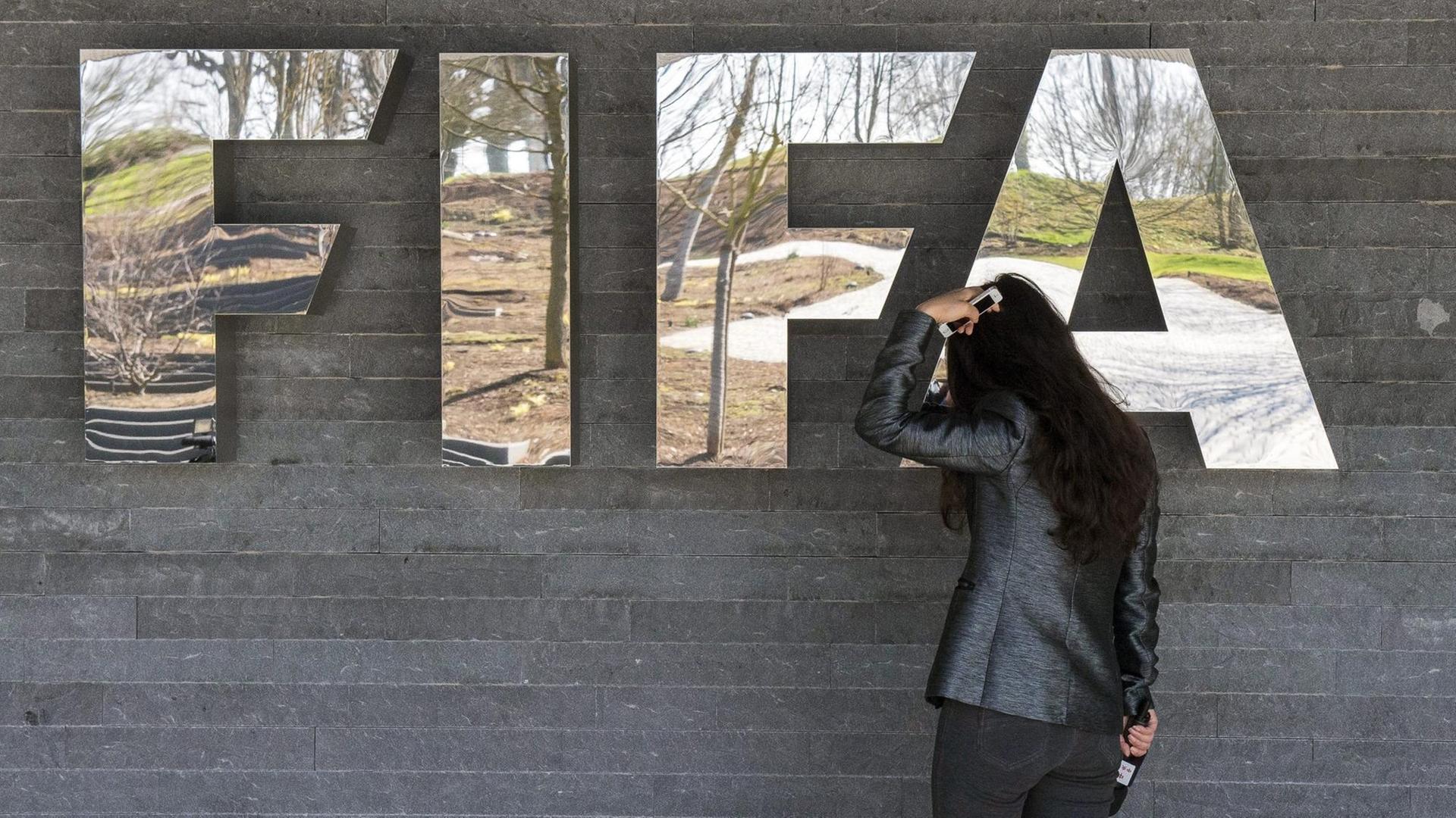 Das FIFA-Logo am Hauptsitz des Weltfußball-Verbands in Zürich. Das FIFA-Logo am Hauptsitz des Weltfußball-Verbands in Zürich.