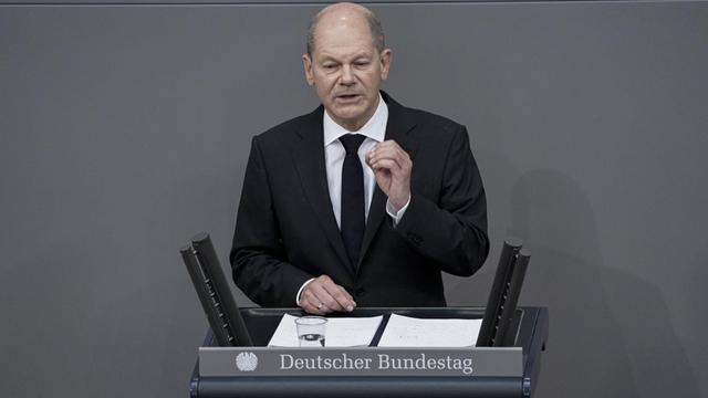 Berlin, Olaf Scholz bei seiner Rede im Bundestag.