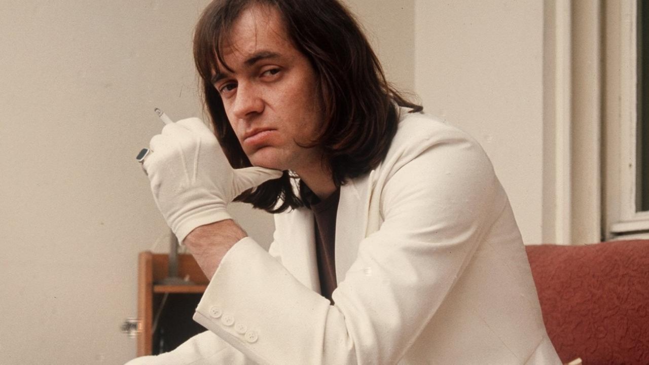In einem weißen Anzug sitzt der deutsche Rockstar Udo Lindenberg auf der Terrasse seiner Hamburger Wohnung und raucht eine Zigarette. Aufgenommen am 8.6.1974. In einem weißen Anzug sitzt der deutsche Rockstar Udo Lindenberg auf der Terrasse seiner Hamburger Wohnung und raucht eine Zigarette. Aufgenommen am 8.6.1974.