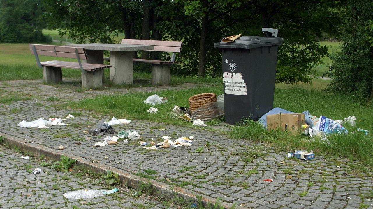 Müll an einem Picknickplatz einer Autoraststätte