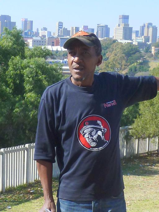 Der Südafrikaner Sifiso Ntuli vor der Skyline Johannesburgs