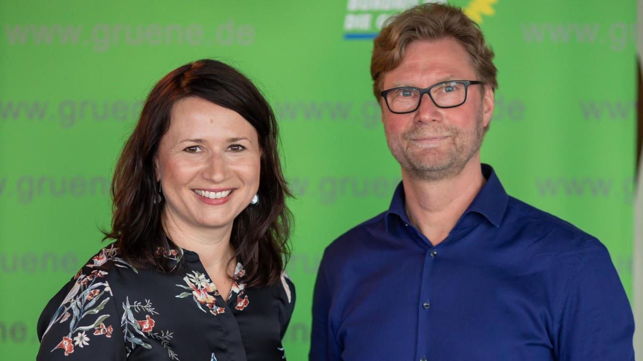 Anja Siegesmund und Dirk Adams, Spitzenkandidaten von Bündnis 90/Die Grünen für die Landtagswahl, stehen am Rande der Vorstellung des Landtagswahl-Programmantrages der Grünen Thüringen zusammen Anja Siegesmund und Dirk Adams, Spitzenkandidaten von Bündnis 90/Die Grünen für die Landtagswahl, stehen am Rande der Vorstellung des Landtagswahl-Programmantrages der Grünen Thüringen zusammen