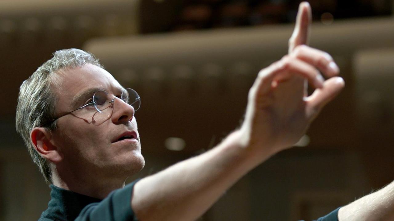 Michael Fassbender als Steve Jobs in dem gleichnamigen Kinofilm von Danny Boyle. Michael Fassbender als Steve Jobs in dem gleichnamigen Kinofilm von Danny Boyle.