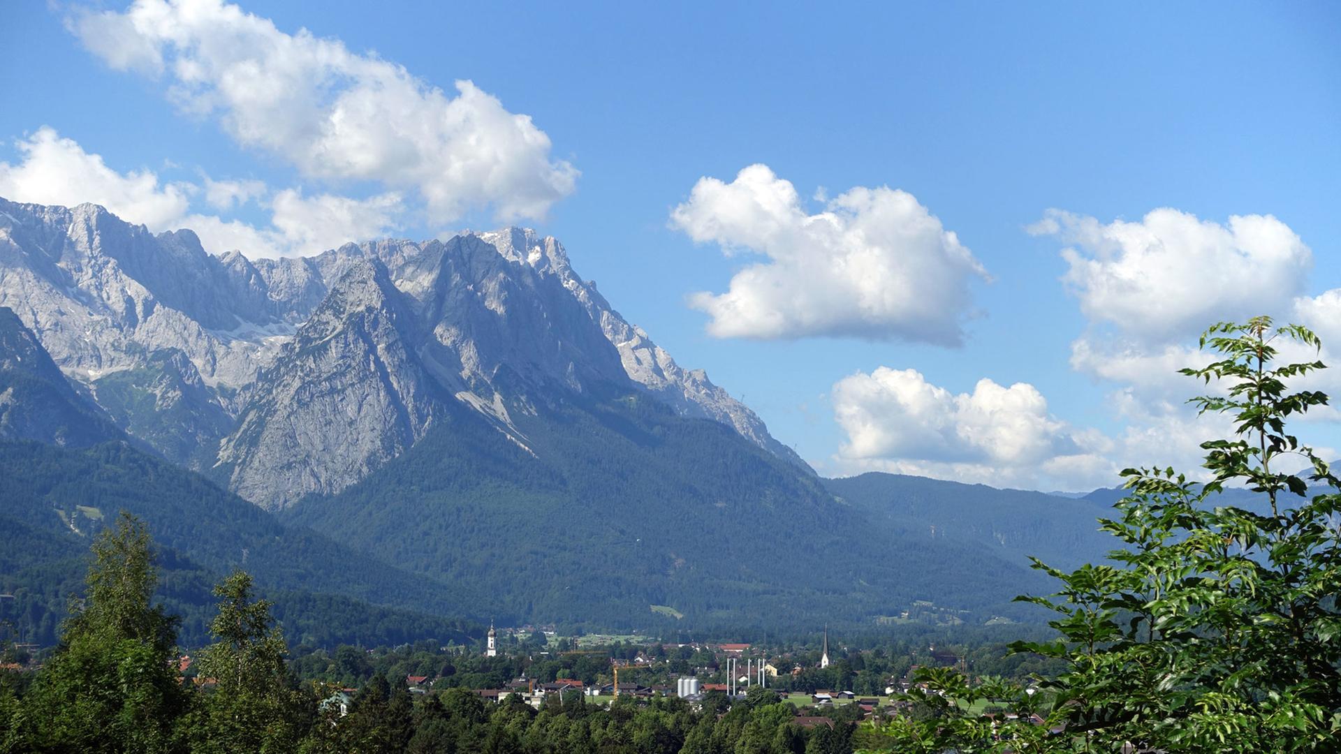 Blick auf das Wettersteingebirge mit der Zugspitze und Garmisch-Partenkirchen im Tal, aufgenommen vom Berg Wank aus. Blick auf das Wettersteingebirge mit der Zugspitze und Garmisch-Partenkirchen im Tal, aufgenommen vom Berg Wank aus.