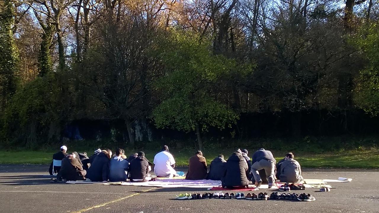 Im Dezember 2015 beten Muslime in Lagny-sur-Marne auf einem Sportplatz. Im Dezember 2015 beten Muslime in Lagny-sur-Marne auf einem Sportplatz.