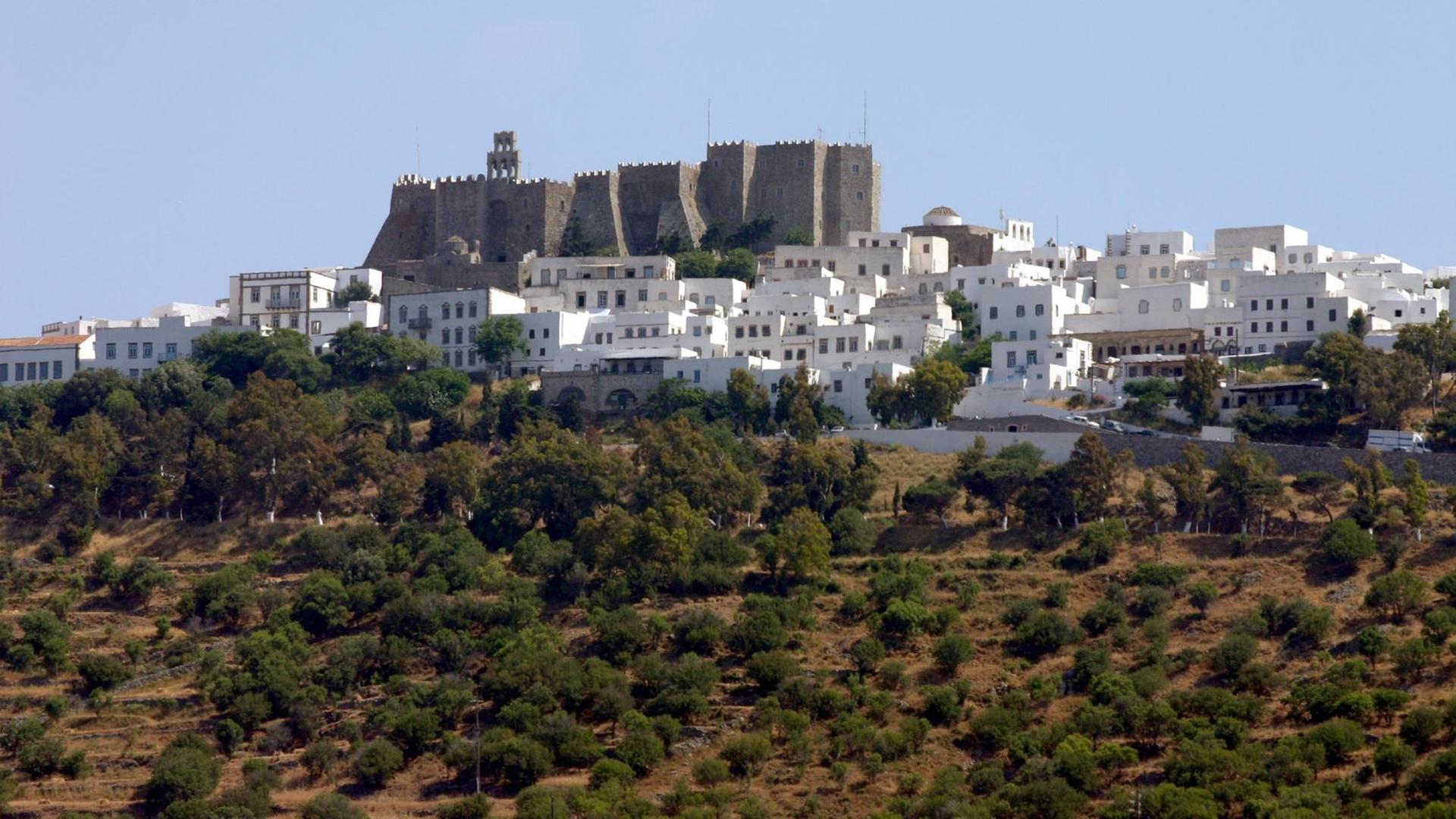 Blick vom Hafen Skala auf den Ort Hora mit dem eindrucksvollen Johanneskloster auf der griechischen Insel Patmos. Blick vom Hafen Skala auf den Ort Hora mit dem eindrucksvollen Johanneskloster auf der griechischen Insel Patmos.