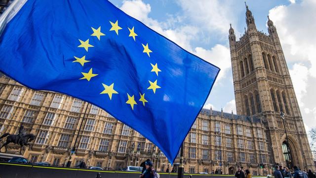 Die Europaflagge weht vor dem britischen Parlament