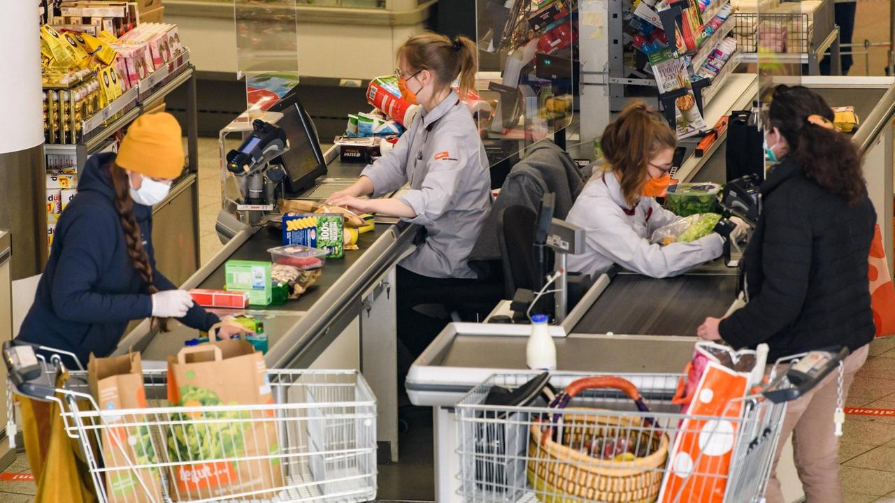 Kassiererinnen mit Schutzmasken in einem Supermarkt in Jena. Kassiererinnen mit Schutzmasken in einem Supermarkt in Jena.