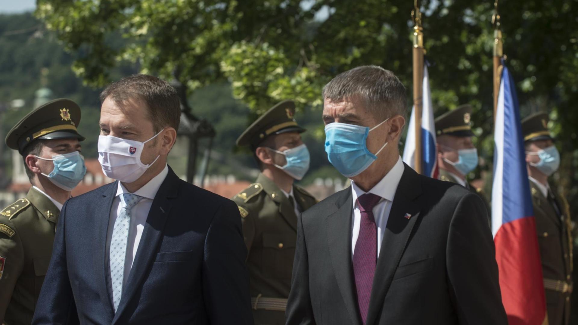 Der tschechische Premierminister Andrej Babis (rechts im Bild) und der slowakische Ministerpräsident Igor Matovic, beide mit Gesichtsmasken, am 3.6.2020 in Prag. Der tschechische Premierminister Andrej Babis (rechts im Bild) und der slowakische Ministerpräsident Igor Matovic, beide mit Gesichtsmasken, am 3.6.2020 in Prag.