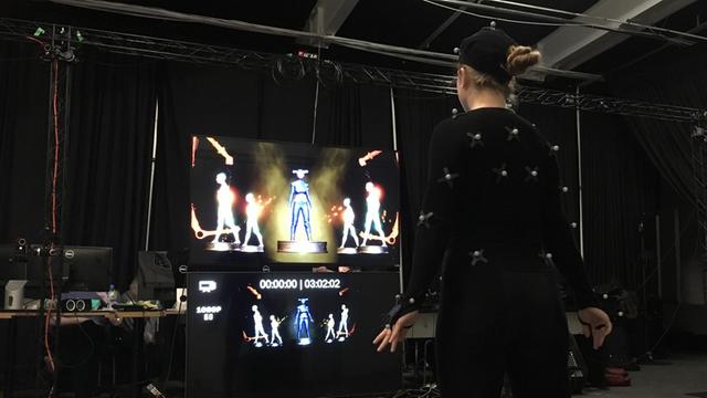 Eine Tänzerin mit unzähligen Sensoren an der Kleidung bringt das Hologramm Maya Kodes zum Tanzen.