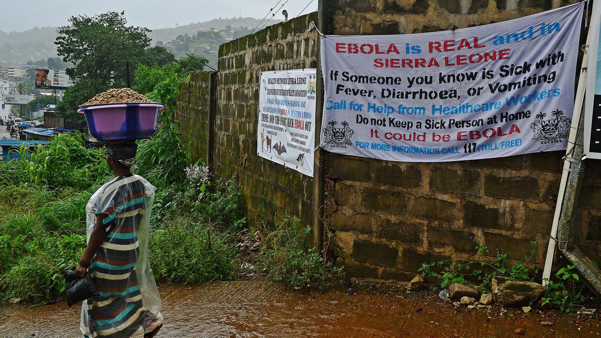 Ein Transparent in Sierra Leone warnt die Menschen vor dem Ebola-Virus Ein Transparent in Sierra Leone warnt die Menschen vor dem Ebola-Virus