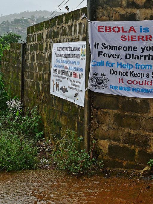 Ein Transparent in Sierra Leone warnt die Menschen vor dem Ebola-Virus
