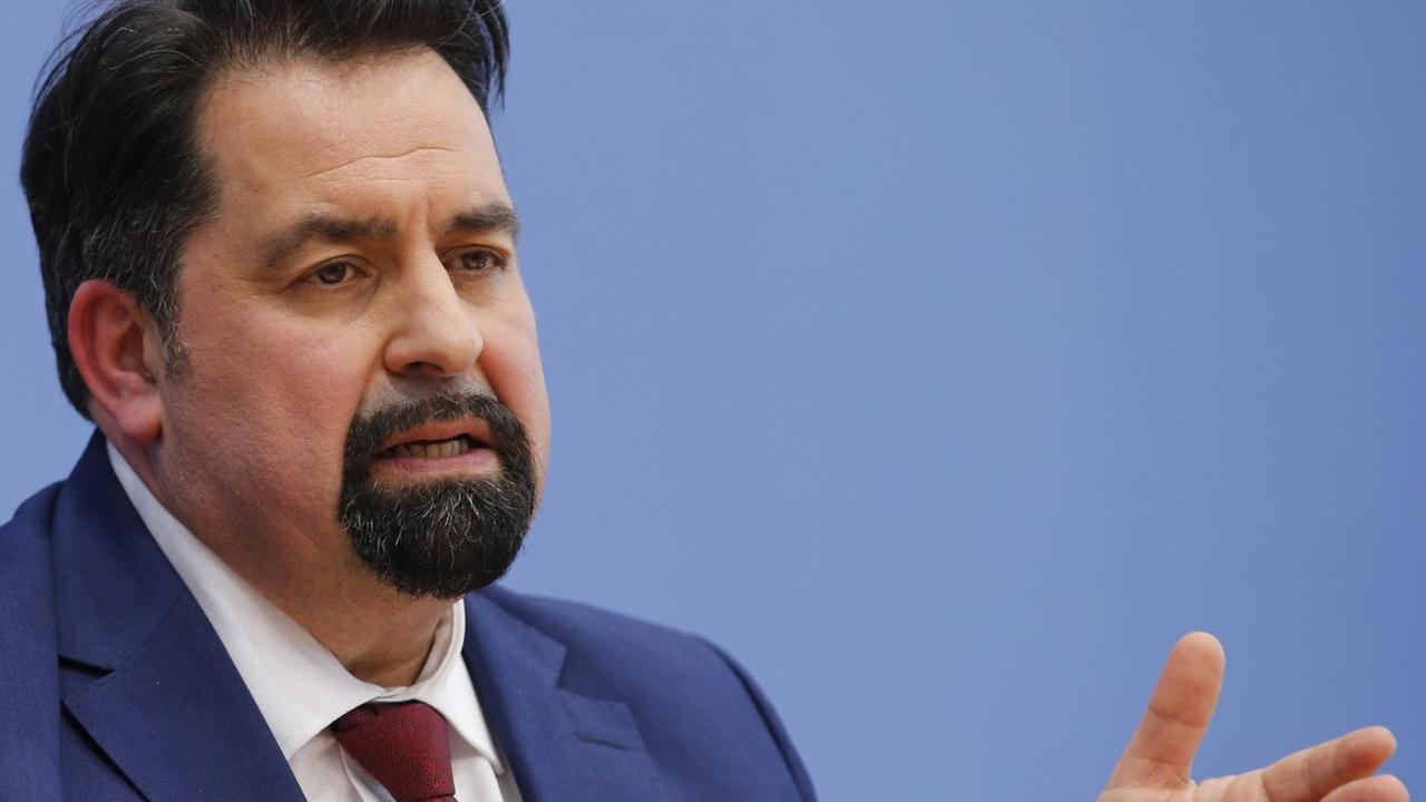 Aiman A. Mazyek ist Vorsitzender des Zentralrats der Muslime in Deutschland bei einer Pressekonferenz in Berlin im Februar 2020 Aiman A. Mazyek ist Vorsitzender des Zentralrats der Muslime in Deutschland bei einer Pressekonferenz in Berlin im Februar 2020