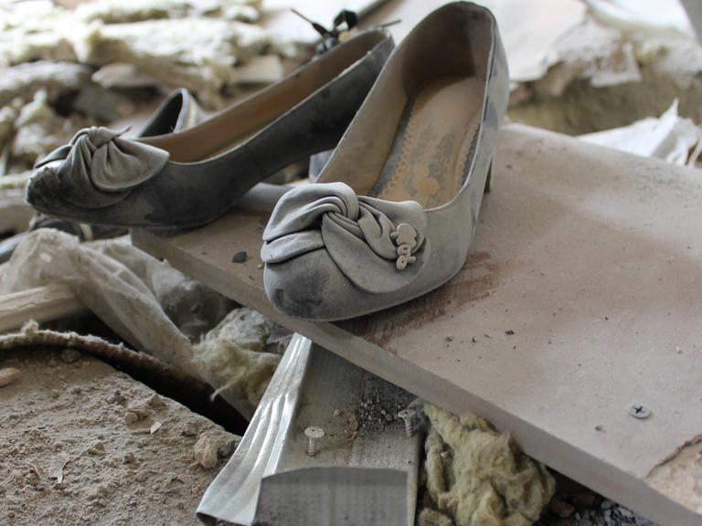 Frauenschuhe in einem Haus in Donezk nach dem Beschuss durch die ukrainische Armee. Frauenschuhe in einem Haus in Donezk nach dem Beschuss durch die ukrainische Armee.