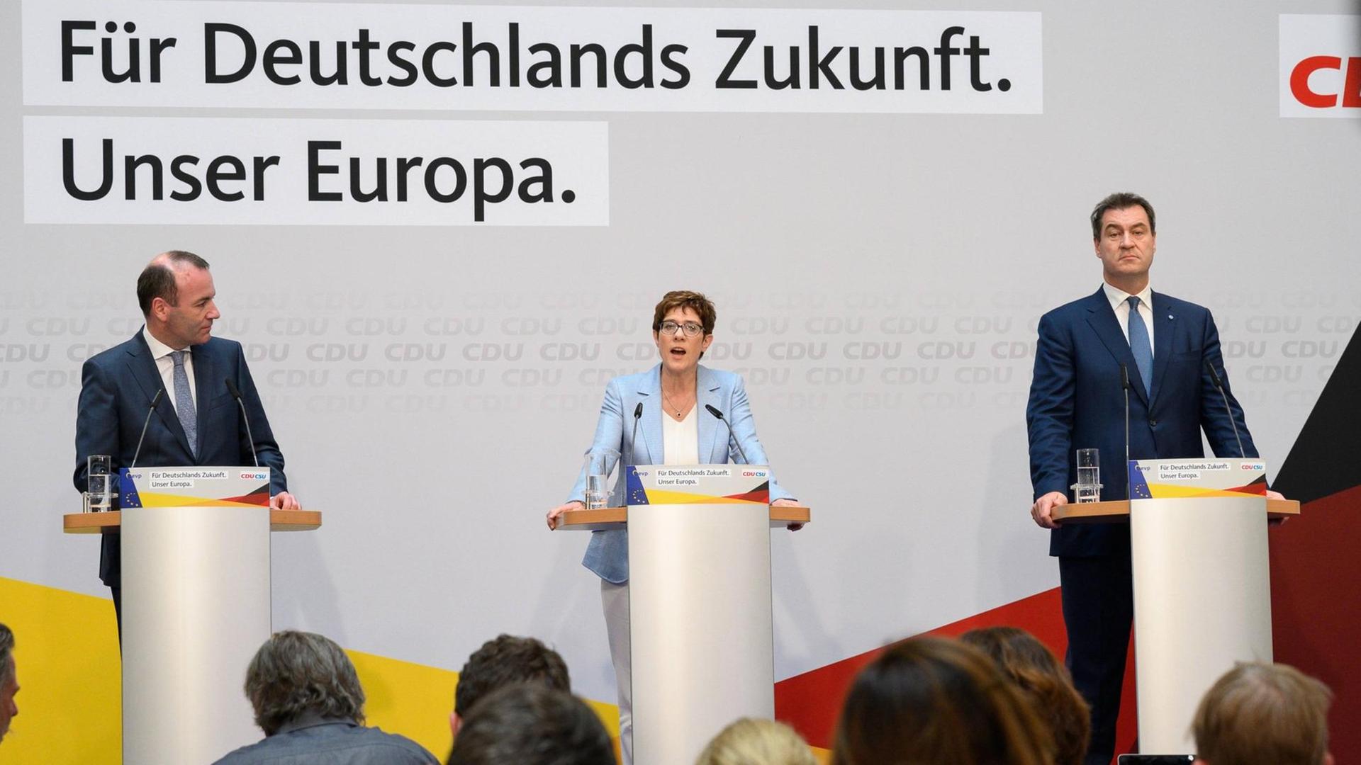 CSU-Vize Manfred Weber, die CDU-Vorsitzende Annegret Kramp-Karrenbauer und der CSU-Vorsitzende Markus Söder sprechen in Berlin über das Ergebnis der Europawahl. CSU-Vize Manfred Weber, die CDU-Vorsitzende Annegret Kramp-Karrenbauer und der CSU-Vorsitzende Markus Söder sprechen in Berlin über das Ergebnis der Europawahl.