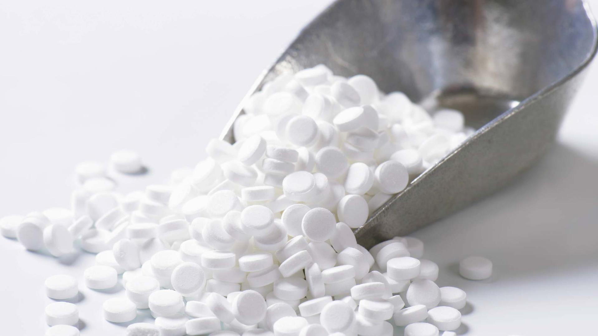 Süßstofftabletten in einer Metallkelle Süßstofftabletten in einer Metallkelle