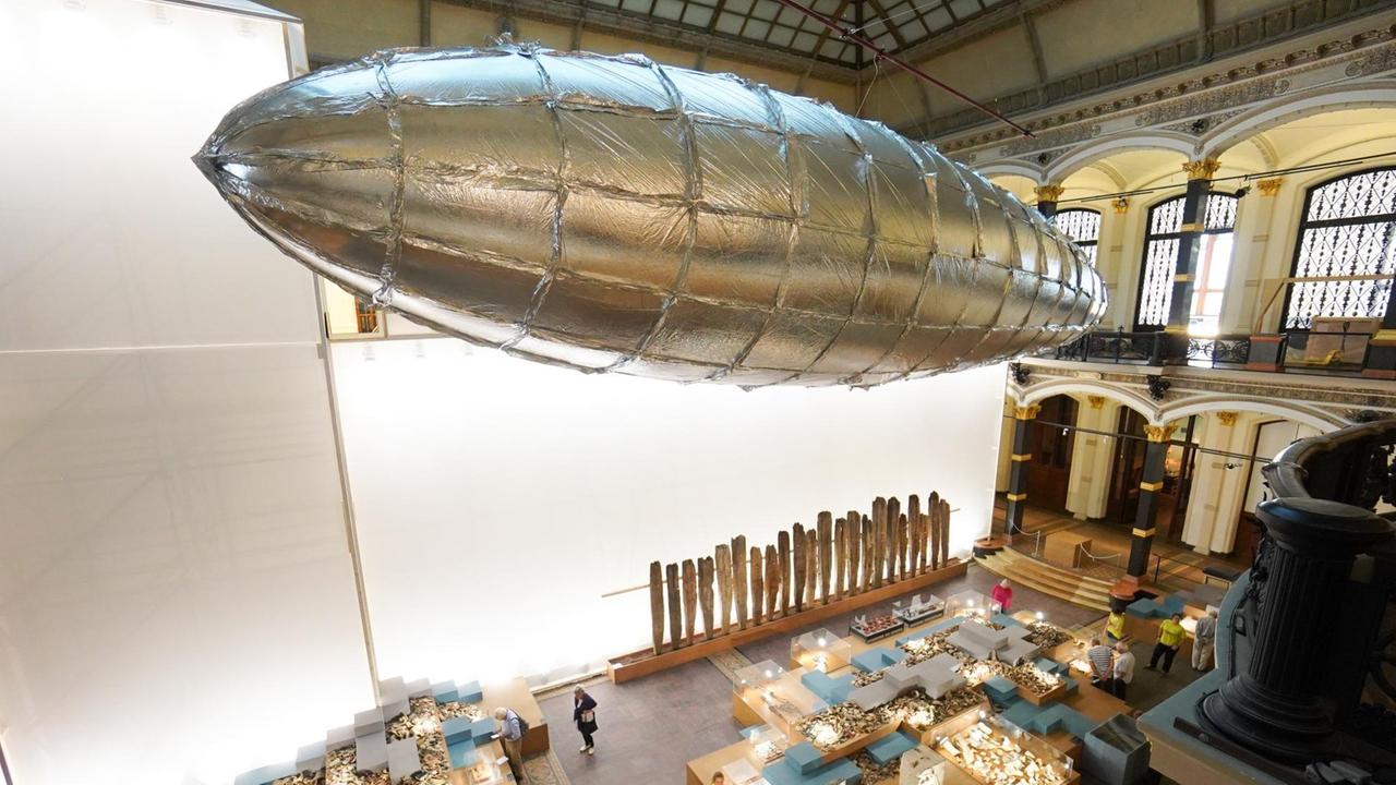 Das Werk "Willing To Be Vulnerable" der südkoreanischen Künstlerin Lee Bul ist im Martin-Gropius-Bau zu sehen. Das Werk "Willing To Be Vulnerable" der südkoreanischen Künstlerin Lee Bul ist im Martin-Gropius-Bau zu sehen.