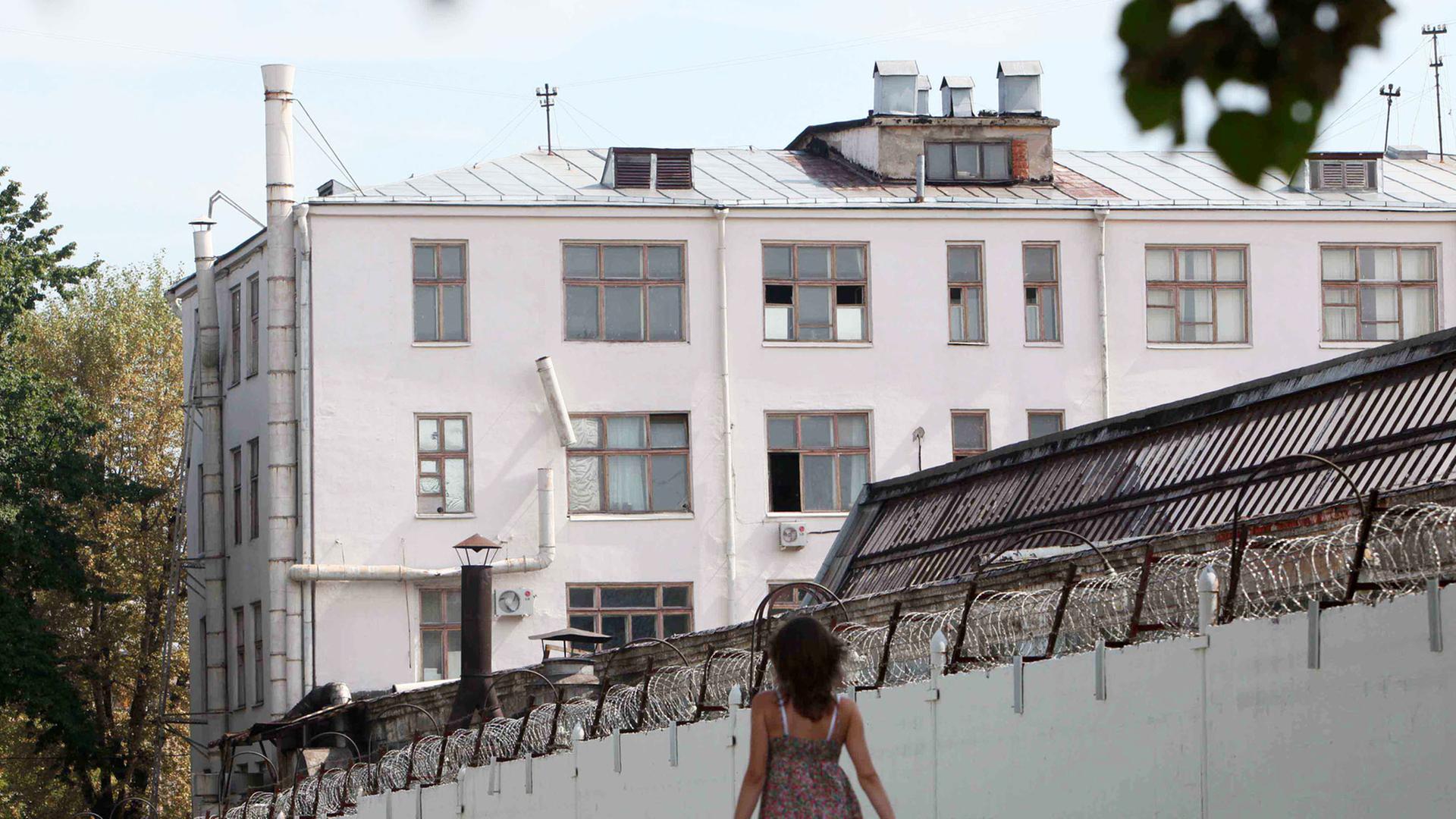 Menschen laufen an den mit Stacheldraht bedeckten Mauern des russischen Untersuchungsgefängnis Lefortovo in Moskau vorbei. Menschen laufen an den mit Stacheldraht bedeckten Mauern des russischen Untersuchungsgefängnis Lefortovo in Moskau vorbei.