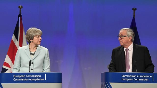 Die britische Premierministerin Theresa May und EU-Kommissionspräsident Jean-Claude Juncker bei einer Pressekonferenz.
