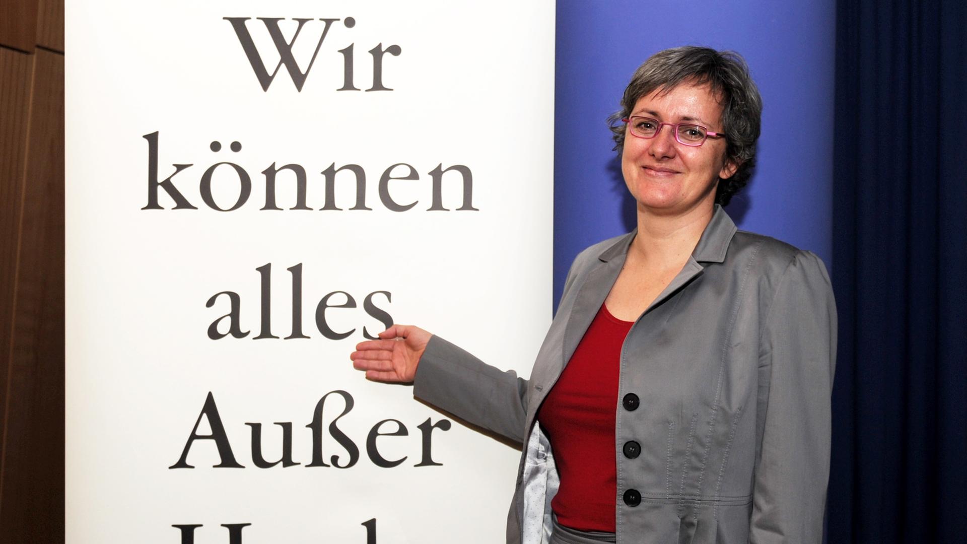 Die baden-württembergische Staatsministerin Silke Krebs (Bündnis 90/ Die Grünen) deutet am Freitag (09.09.2011) im Kino am Bollwerk in Stuttgart bei der Präsentation der überarbeiteten Imagekampagne des Landes Baden-Württemberg auf den Hauptslogan der Kampagne "Wir können alles. Außer Hochdeutsch". Die CDU-Vorgängerregierung hatte die Kampagne unter Protesten der damaligen oppositionellen Grünen ins Leben gerufen. Foto: dpa/lsw #Silke Krebs, Grünen-Staatsministerin in Stuttgart präsentiert die überarbeitete Imagekampagne des Landes Baden-Württemberg Die baden-württembergische Staatsministerin Silke Krebs (Bündnis 90/ Die Grünen) deutet am Freitag (09.09.2011) im Kino am Bollwerk in Stuttgart bei der Präsentation der überarbeiteten Imagekampagne des Landes Baden-Württemberg auf den Hauptslogan der Kampagne "Wir können alles. Außer Hochdeutsch". Die CDU-Vorgängerregierung hatte die Kampagne unter Protesten der damaligen oppositionellen Grünen ins Leben gerufen. Foto: dpa/lsw #Silke Krebs, Grünen-Staatsministerin in Stuttgart präsentiert die überarbeitete Imagekampagne des Landes Baden-Württemberg
