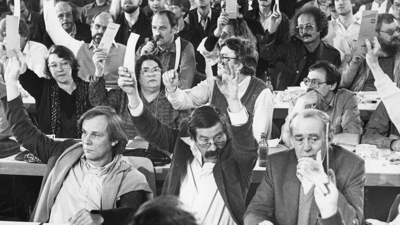 In der ersten Reihe (l-r): Christoph Buch, Günter Grass und Heinrich Böll. Hinter Grass Hans Christian Kirsch. In einer Kampfabstimmung gegen Ingeborg Drewitz ist am 01.04.1984 in Saarbrücken der Autor Hans Peter Bleuel zum neuen Vorsitzenden des Verbandes deutscher Schriftsteller - VS - gewählt worden. In der ersten Reihe (l-r): Christoph Buch, Günter Grass und Heinrich Böll. Hinter Grass Hans Christian Kirsch. In einer Kampfabstimmung gegen Ingeborg Drewitz ist am 01.04.1984 in Saarbrücken der Autor Hans Peter Bleuel zum neuen Vorsitzenden des Verbandes deutscher Schriftsteller - VS - gewählt worden.
