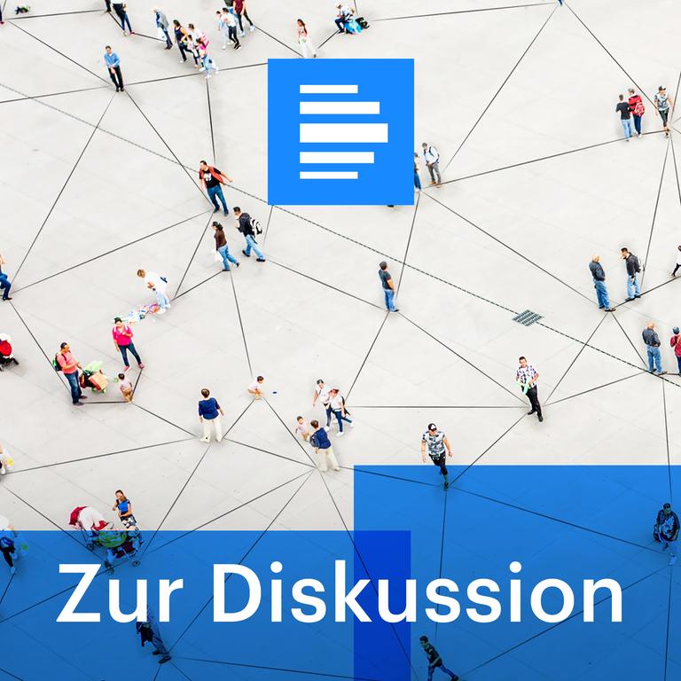 Das Bild zeigt das Podcast-Logo der Sendung "Zur Diskussion". Es zeigt verschiedene Menschen aus der Vogelperspektive, sie sind miteinander verbunden durch ein Netz von Linien auf dem hellen Boden. Darüber sind halbtransparente blaue Rechtecke zu sehen und "Zur Diskussion" zu lesen.