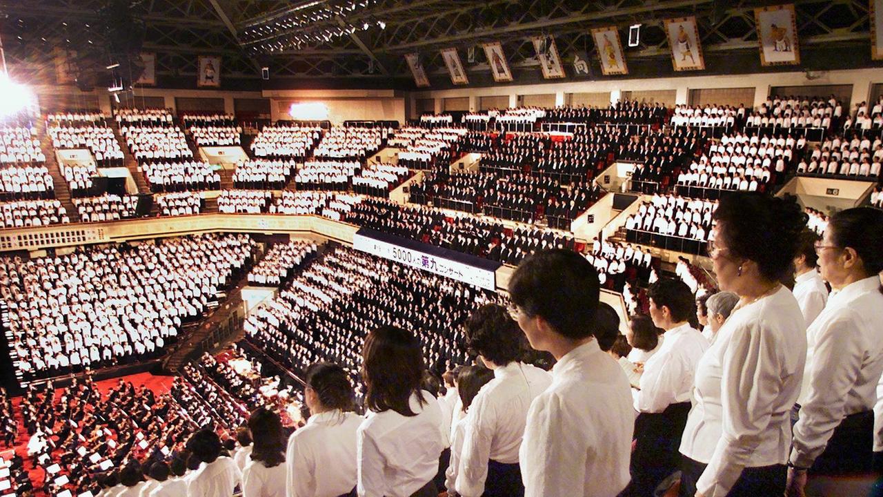 Ein rund 5000-köpfiger Chor singt Beethovens 9. Symphonie ("Ode an die Freude") gemeinsam mit dem New Japan Philharmonic und Tokyo Symphonie-Orchester am 27.2.2000. Das alljährliche Konzert fand in einem Sumo-Stadion statt. Ein rund 5000-köpfiger Chor singt Beethovens 9. Symphonie ("Ode an die Freude") gemeinsam mit dem New Japan Philharmonic und Tokyo Symphonie-Orchester am 27.2.2000. Das alljährliche Konzert fand in einem Sumo-Stadion statt.