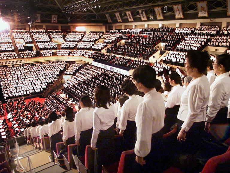 Ein rund 5000-köpfiger Chor singt Beethovens 9. Symphonie ("Ode an die Freude") gemeinsam mit dem New Japan Philharmonic und Tokyo Symphonie-Orchester am 27.2.2000. Das alljährliche Konzert fand in einem Sumo-Stadion statt.