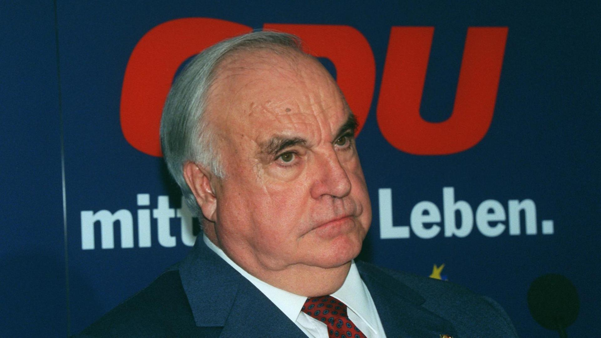 Der ehemalige Bundeskanzler und Ehrenvorsitzende der CDU, Dr. Helmut Kohl, am 30.11.1999 bei einer Pressekonferenz in der Berliner CDU-Zentrale. In der Parteispendenaffäre der CDU räumte Kohl erstmals Fehler und mögliche Verstöße gegen das Parteiengesetz ein und übernahm dafür die volle Verantwortung. Es habe aus bestimmten Gründen bei der CDU getrennte Konten gegeben, sagte Kohl. Dies habe er damals für vertretbar gehalten. Er bedauere, wenn die Folge dieses Vorgehens mangelnde Transparenz sowie möglicherweise Verstöße gegen Bestimmungen des Parteiengesetzes sein sollten. Kohl erklärte: "Das habe ich nicht gewollt." Es gelte nun, Schaden von der Partei abzuwenden. Er wies Vorwürfe zurück, Entscheidungen der von ihm geführten früheren Bundesregierung seien käuflich gewesen. | Verwendung weltweit Der ehemalige Bundeskanzler und Ehrenvorsitzende der CDU, Dr. Helmut Kohl, am 30.11.1999 bei einer Pressekonferenz in der Berliner CDU-Zentrale. In der Parteispendenaffäre der CDU räumte Kohl erstmals Fehler und mögliche Verstöße gegen das Parteiengesetz ein und übernahm dafür die volle Verantwortung. Es habe aus bestimmten Gründen bei der CDU getrennte Konten gegeben, sagte Kohl. Dies habe er damals für vertretbar gehalten. Er bedauere, wenn die Folge dieses Vorgehens mangelnde Transparenz sowie möglicherweise Verstöße gegen Bestimmungen des Parteiengesetzes sein sollten. Kohl erklärte: "Das habe ich nicht gewollt." Es gelte nun, Schaden von der Partei abzuwenden. Er wies Vorwürfe zurück, Entscheidungen der von ihm geführten früheren Bundesregierung seien käuflich gewesen. | Verwendung weltweit