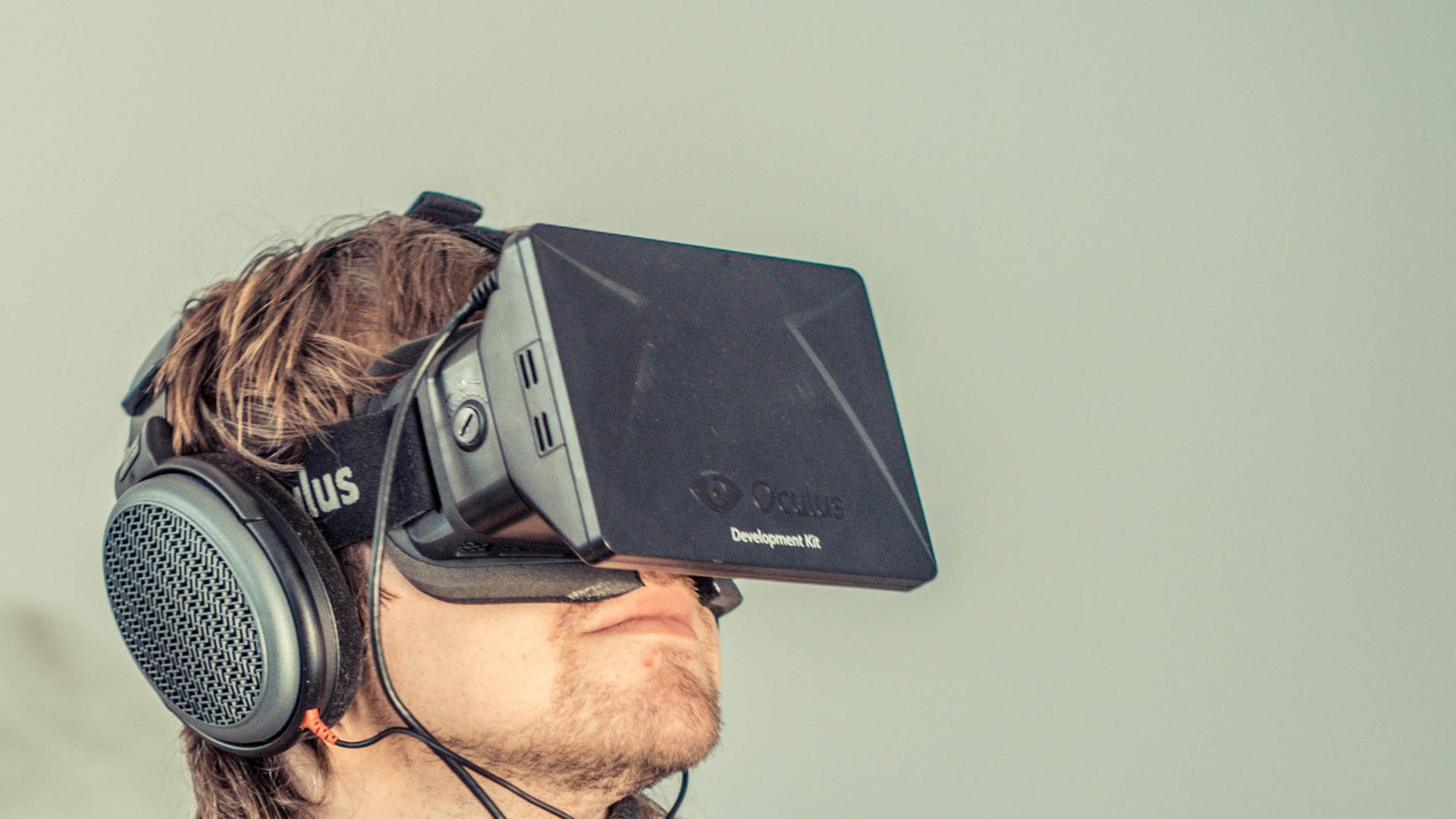 Ein Mann trägt die Datenbrille Oculus Rift Ein Mann trägt die Datenbrille Oculus Rift