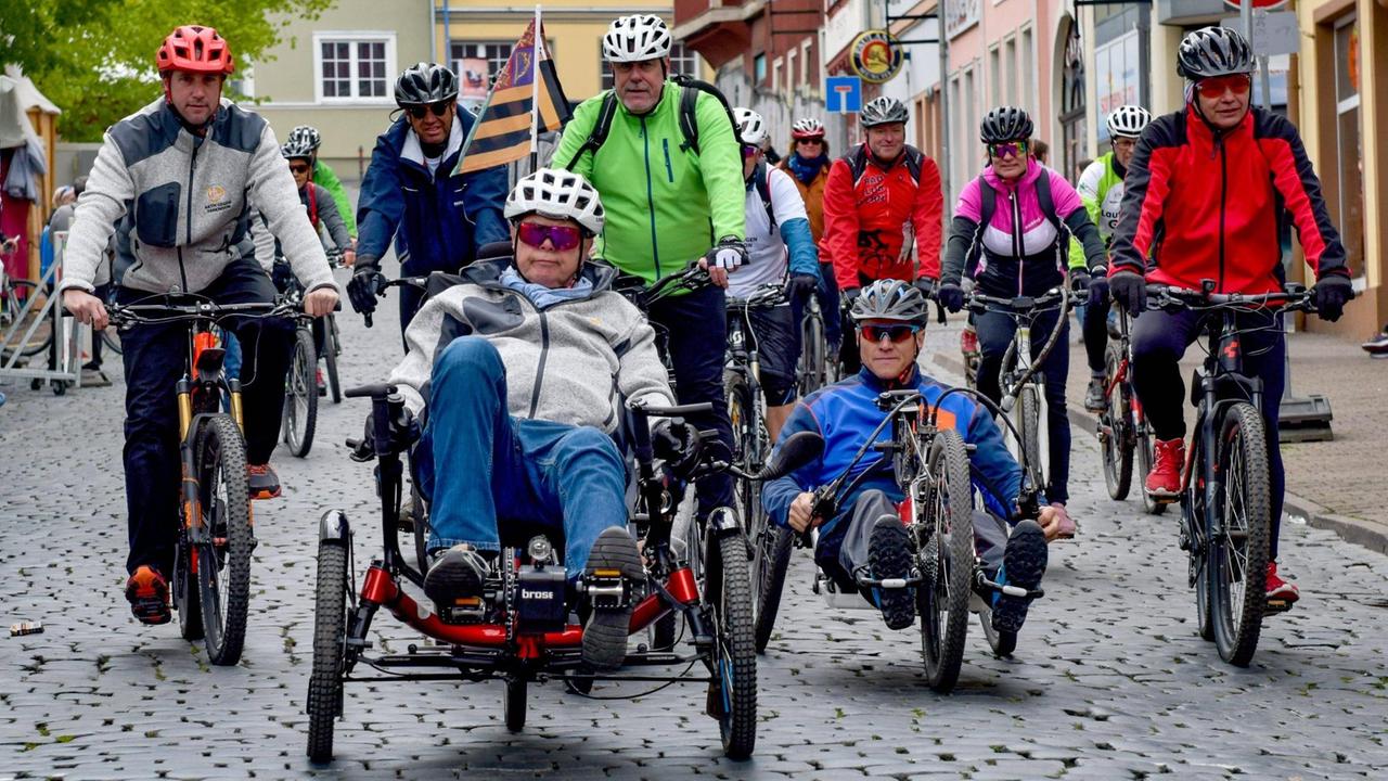 Aktiv gegen Parkinson kämpft Prinz Andreas von Sachsen-Coburg und Gotha seit der bei ihm vor acht Jahren diagnostizierten Krankheit. Fast täglich trainiert er auf seinem Liegefahrrad so seine Muskulatur und engagiert sich aktiv in dieser Kampagne - wie bei der Rundfahrt von Coburg nach Gotha, 1. bis 5. Mai 2019 Aktiv gegen Parkinson kämpft Prinz Andreas von Sachsen-Coburg und Gotha seit der bei ihm vor acht Jahren diagnostizierten Krankheit. Fast täglich trainiert er auf seinem Liegefahrrad so seine Muskulatur und engagiert sich aktiv in dieser Kampagne - wie bei der Rundfahrt von Coburg nach Gotha, 1. bis 5. Mai 2019