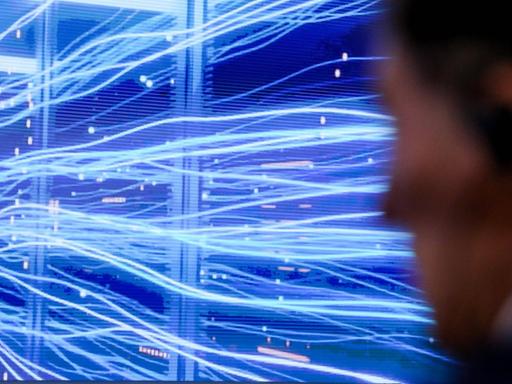 Ein Besucher schaut ein Werbe-Video auf der China International Big Data Industry Expo 2021 in Guiyang in China, aufgenommen im Mai 2021