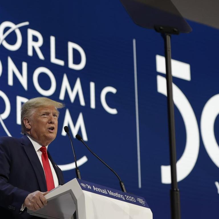 US-Präsident Donald Trump am Rednerpult vor blauem Hintergrund mit der Aufschrift World Economic Forum 50