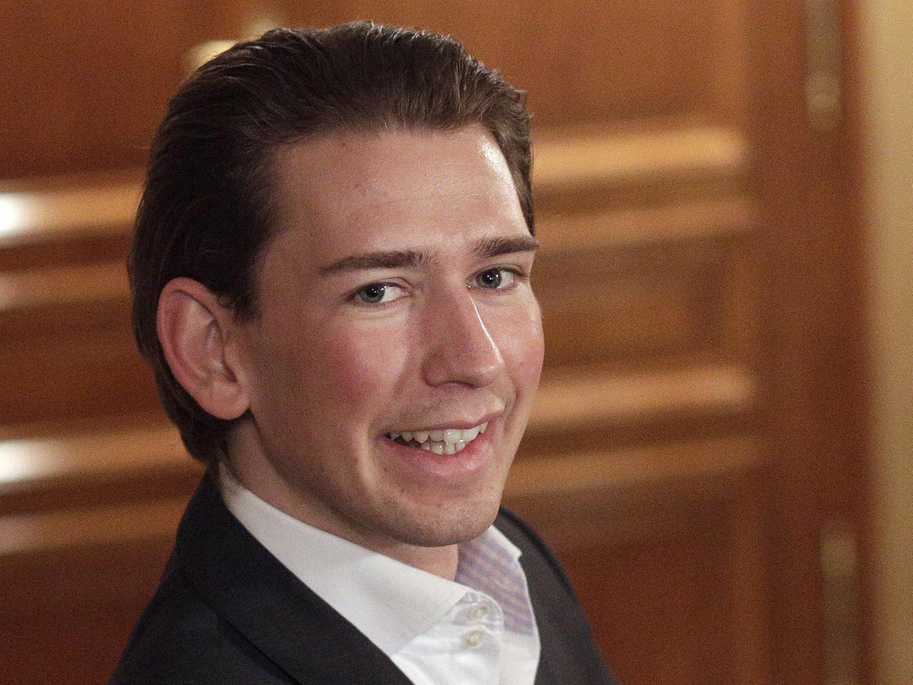 Porträtbild des 27jährigen Sebastian Kurz, der mit leicht zur Seite gedrehtem Kopf in die Kamera lächelt. Porträtbild des 27jährigen Sebastian Kurz, der mit leicht zur Seite gedrehtem Kopf in die Kamera lächelt.