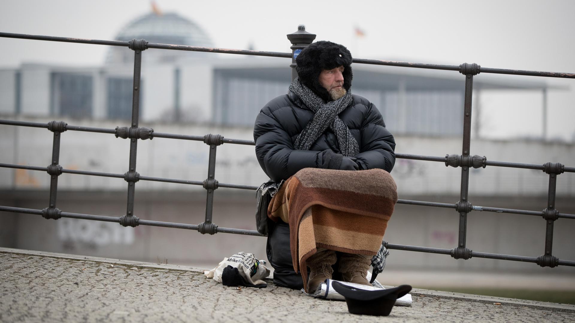 Seinen Schlafplatz hat der Obdachlose in einem Zelt, auch an der Spree, rund 200 Meter vom Reichstag entfernt aufgestellt. Seinen Schlafplatz hat der Obdachlose in einem Zelt, auch an der Spree, rund 200 Meter vom Reichstag entfernt aufgestellt.