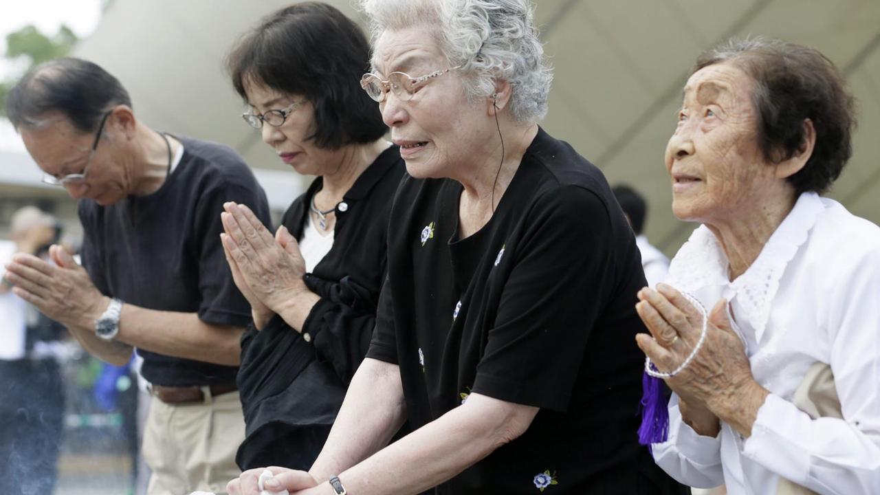 Menschen gedenken in Nagasaki den 70.000 Opfern der Atombombe (9.8.2015). Menschen gedenken in Nagasaki den 70.000 Opfern der Atombombe (9.8.2015).