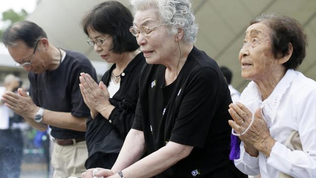 Menschen gedenken in Nagasaki den 70.000 Opfern der Atombombe (9.8.2015).