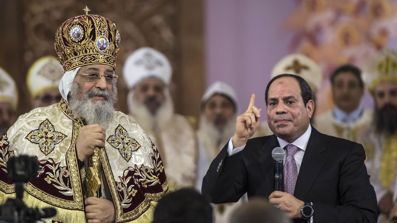 Der ägyptische Präsident al-Sisi steht neben dem koptischen PapstTawadros II (links) während eines Gottesdienstes am Vorabend des kotpschen Weihnachtsfestes in der neuen Kathedrale östlich von Kairo. Der ägyptische Präsident al-Sisi steht neben dem koptischen PapstTawadros II (links) während eines Gottesdienstes am Vorabend des kotpschen Weihnachtsfestes in der neuen Kathedrale östlich von Kairo.